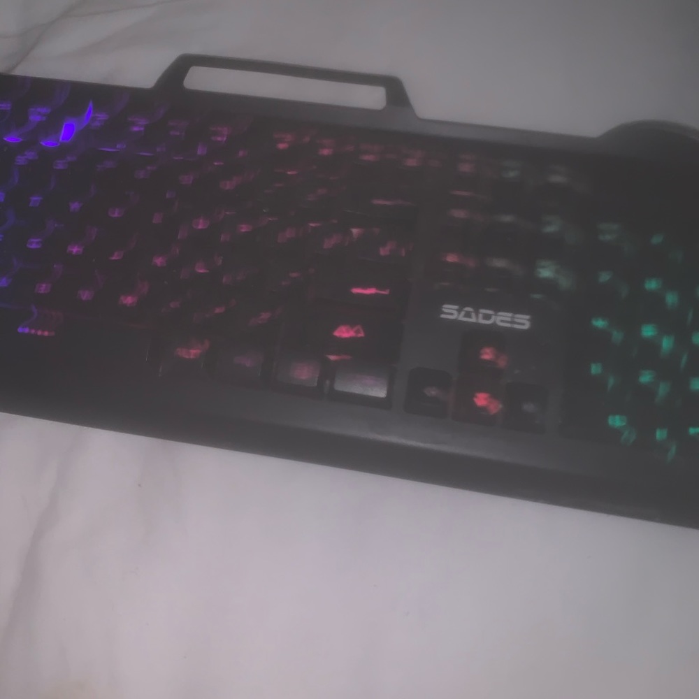 SADES LED Keyboard - Picture 3 of 3
